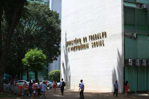 normas-de-trabalho-aos-domingos-e-feriados-podem-mudar-em-agosto.-veja