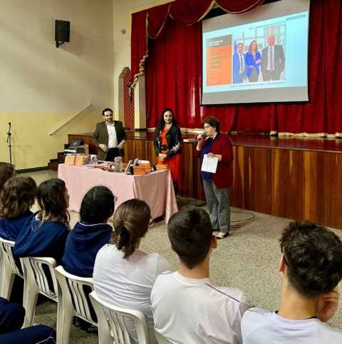 autores-de-livro-sobre-bullying-fazem-sessao-de-autografos-em-escola-de-mogi
