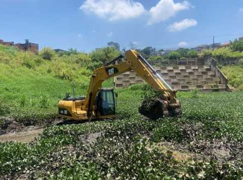 prefeitura-de-poa-inicia-limpeza-do-piscinao 