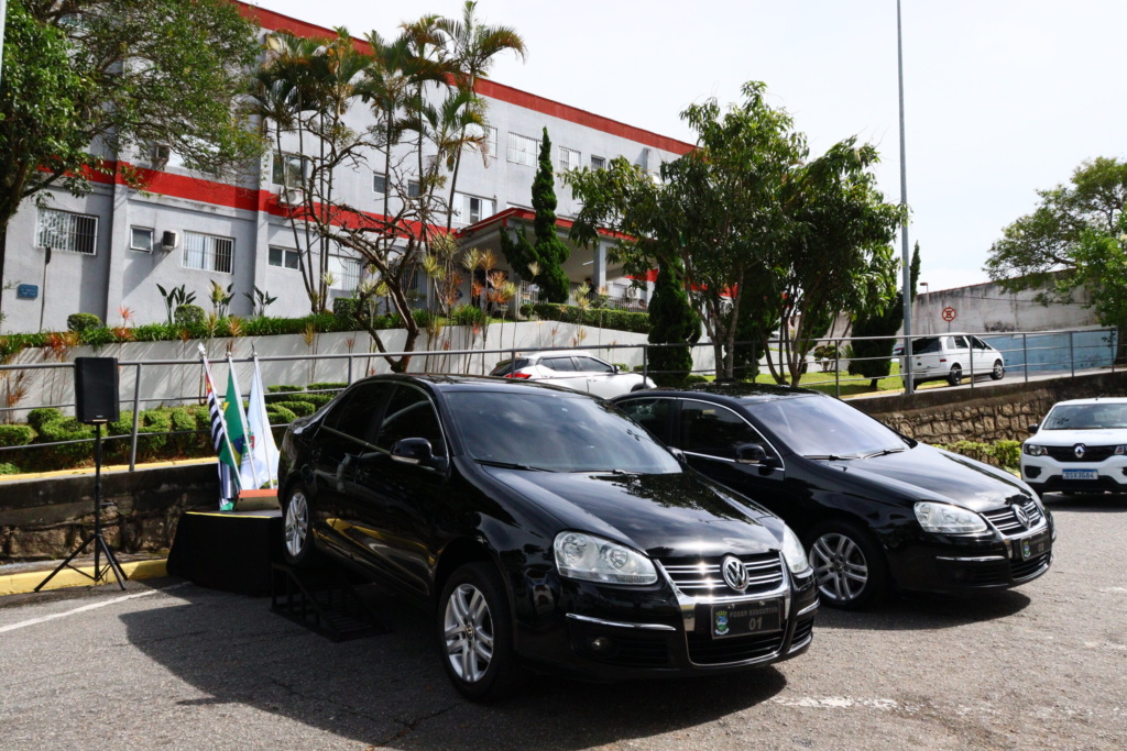 prefeito-entrega-veiculos-do-gabinete-para-o-transporte-de-pacientes-oncologicos
