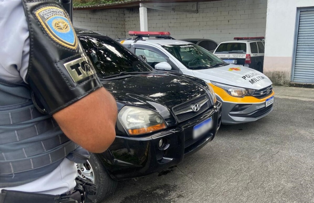 policia-rodoviaria-recupera-carro-furtado-e-detem-dois-suspeitos-em-poa