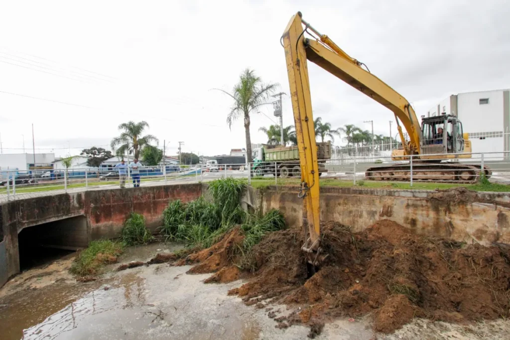 prefeitura-de-poa-intensifica-limpeza-de-corregos-e-rios-para-prevencao-de-enchentes