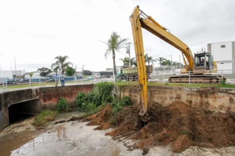 prefeitura-de-poa-intensifica-limpeza-de-corregos-e-rios-para-prevencao-de-enchentes
